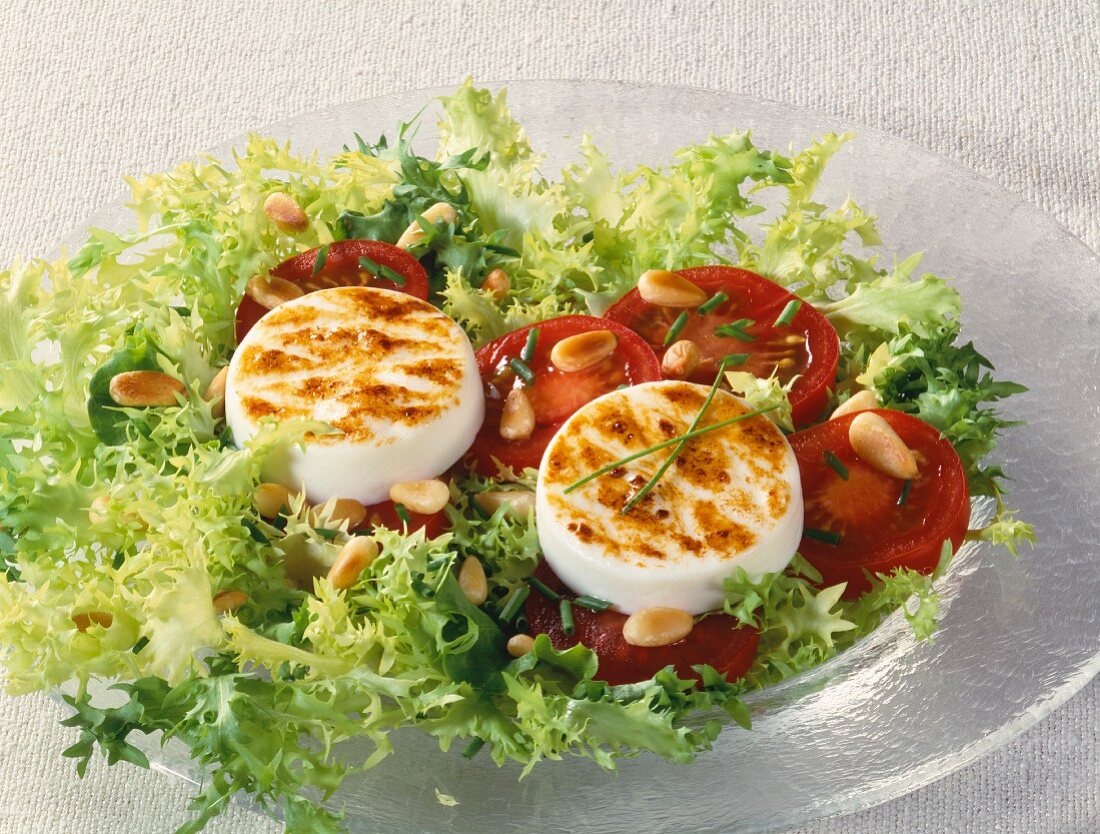 Hot goat's cheese salad on sliced tomatoes