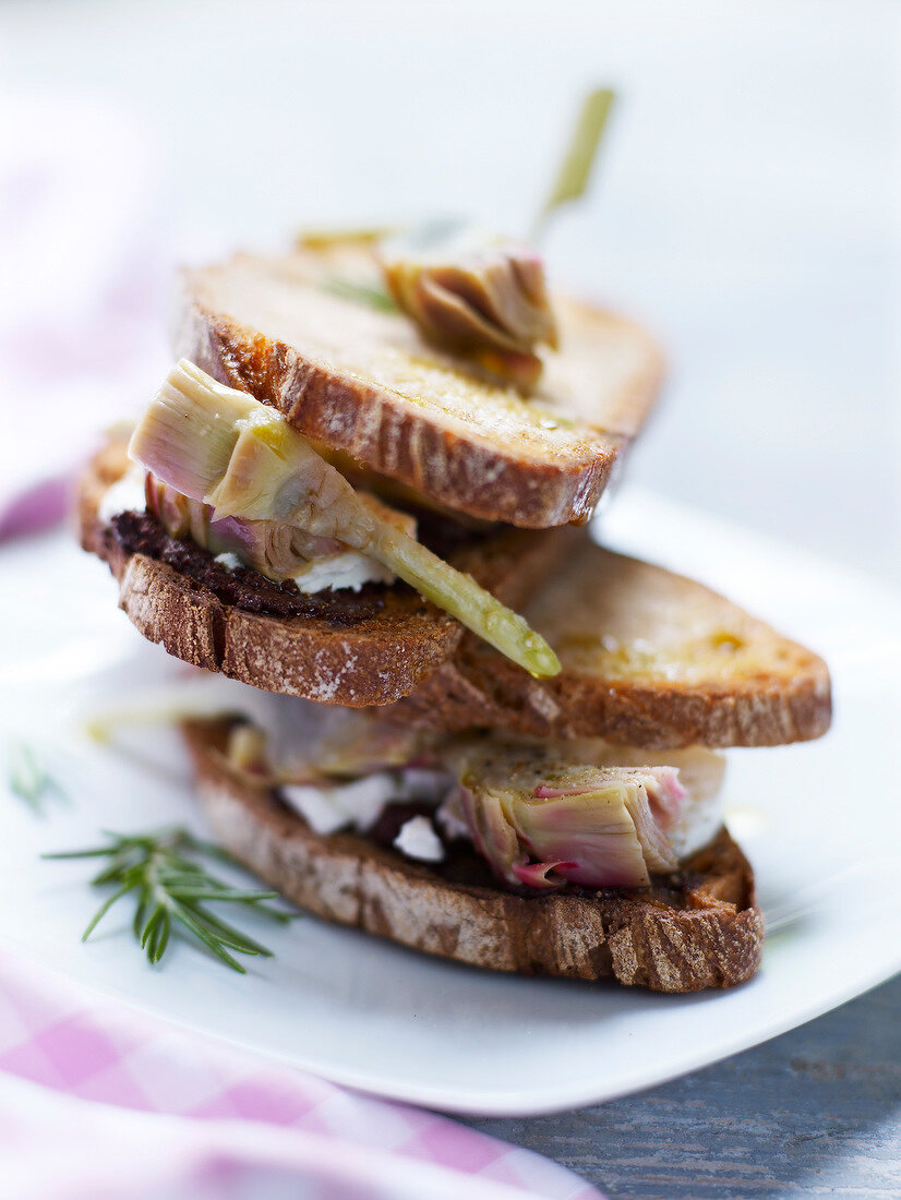 Sandwich Marius mit Ziegenfrischkäse und Artischocken