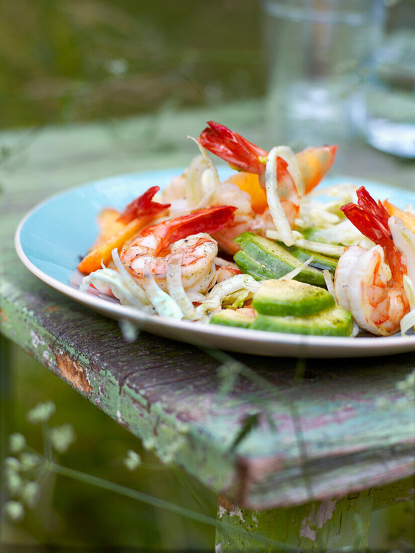 Sommerlicher Salat mit Garnelen und Avocado