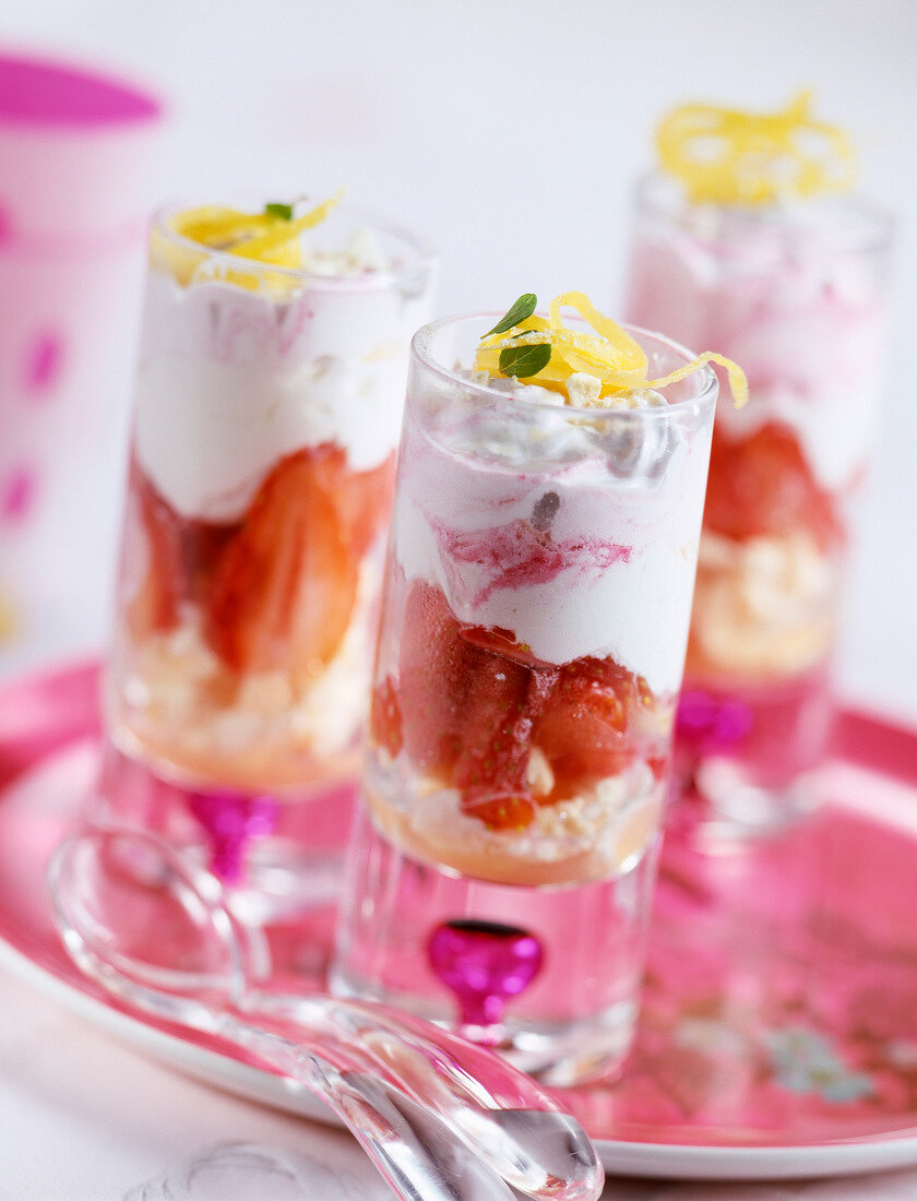 Trifle mit Erdbeeren im Glas