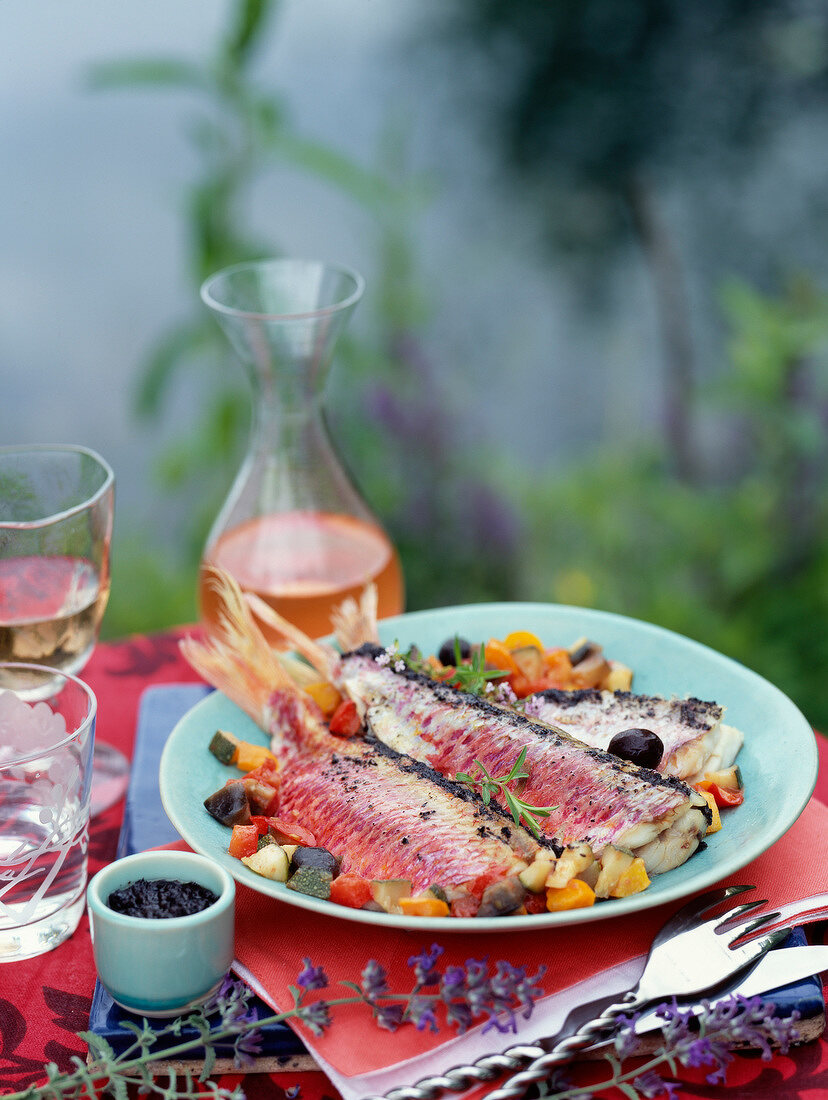 Rotbarben auf Gemüse mit Tapenade