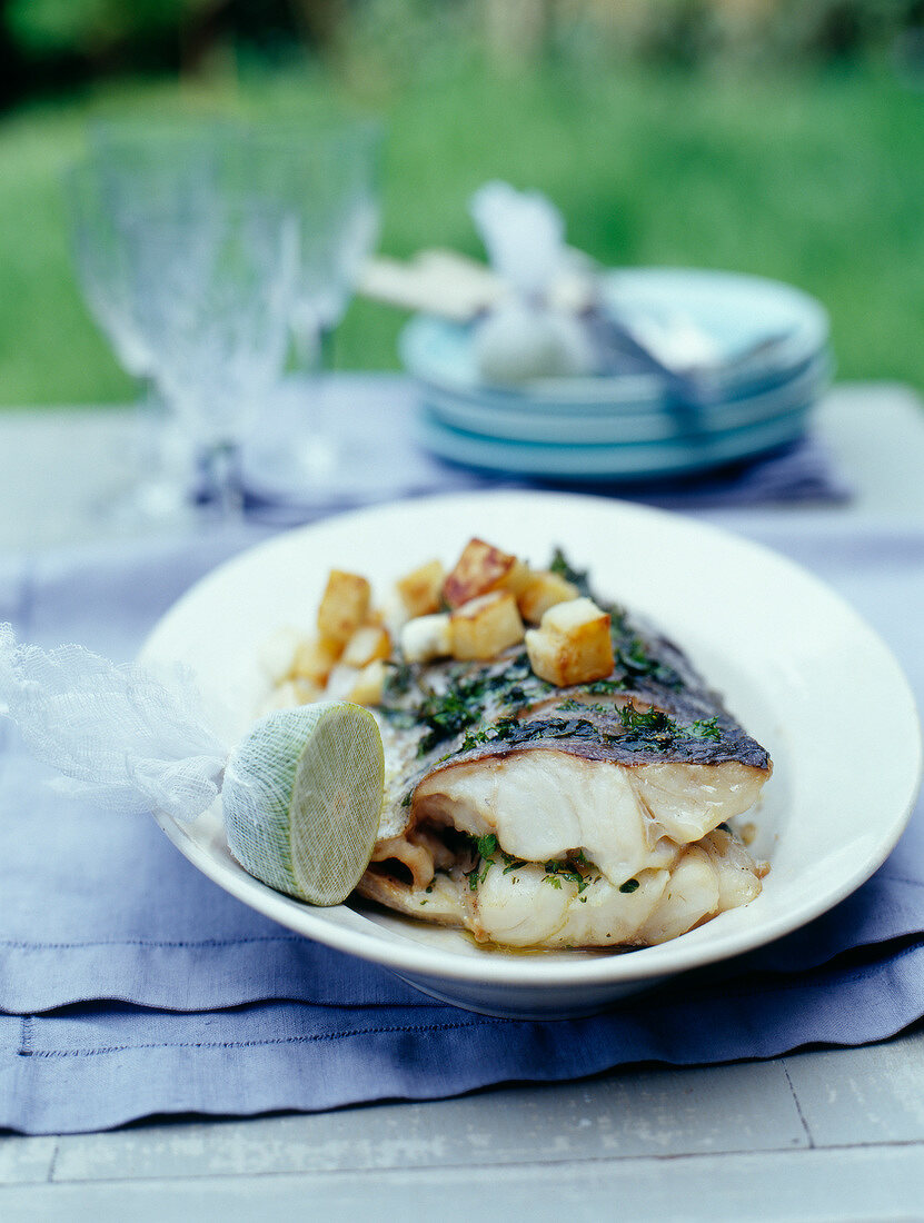 Grilled bass with sauté potatoes and lime