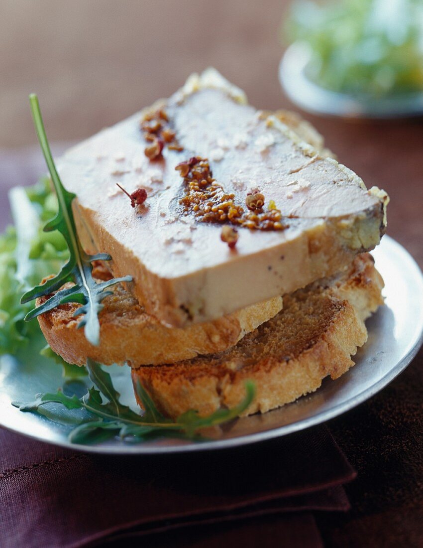 Foie-Gras-Terrine mit Feigen auf Röstbrot