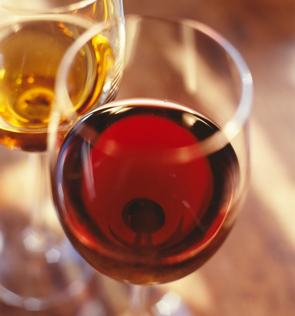 Rotwein und Weißwein im Glas