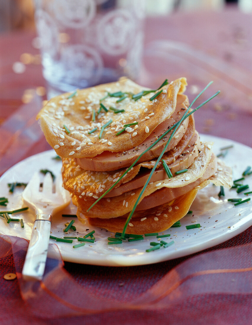 Mille-Feuille aus kleinen Buchweizenpfannkuchen mit Sesam und Foie Gras