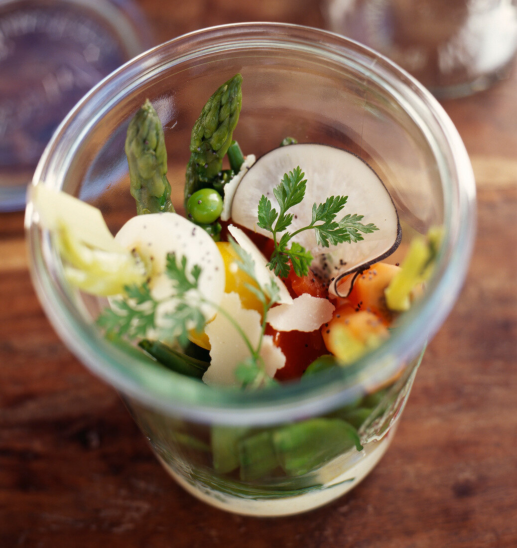 Knackiger Sommersalat mit Spargel, Erbsen und Zuckerschoten im Glas