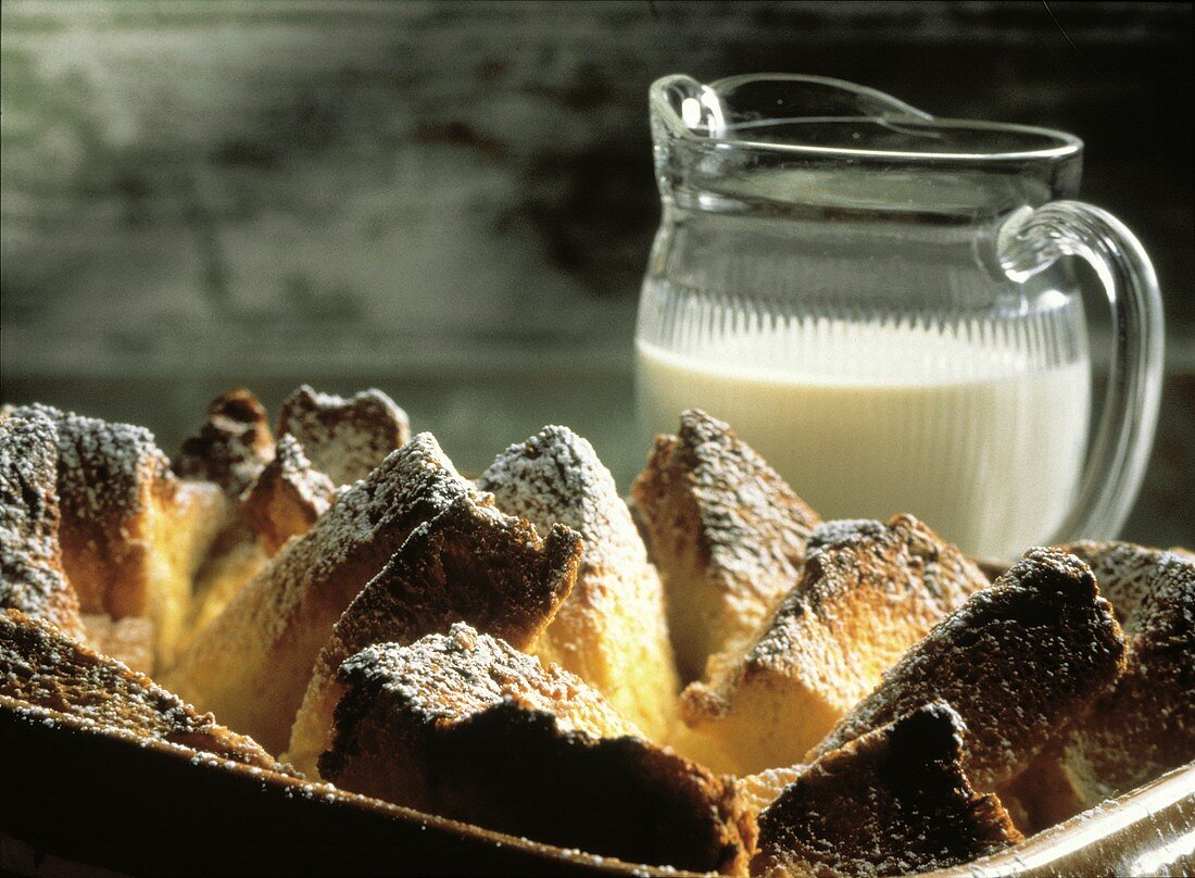 Brotpudding mit Puderzucker & Sahne in Glaskrug