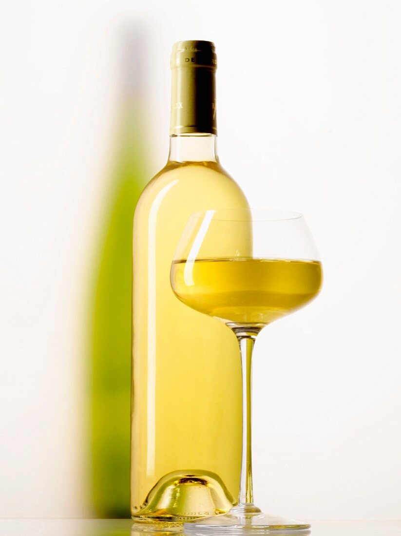 Flasche und Glas Weißwein