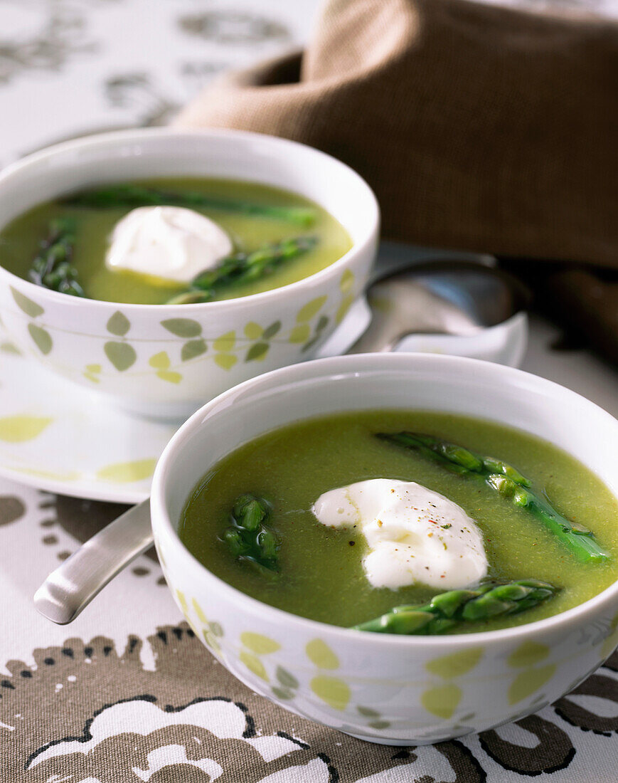 Suppe von grünem Spargel