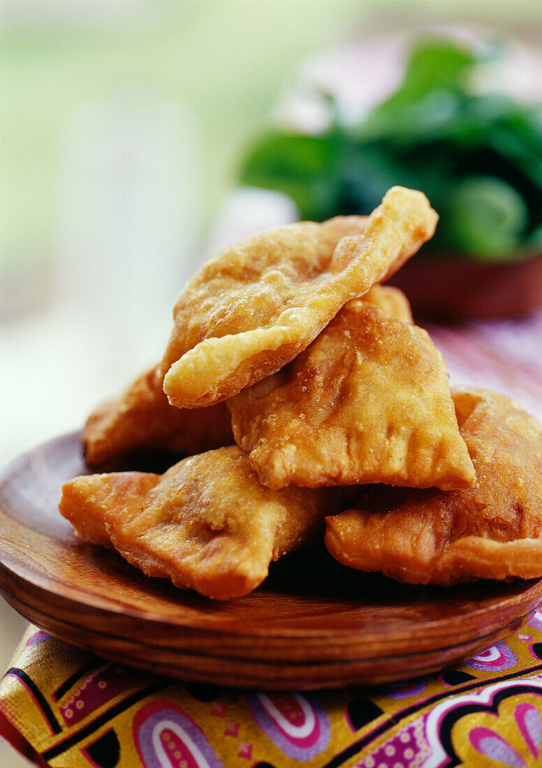 Frittierte Teigtaschen (Piroschki) mit Fleischfüllung