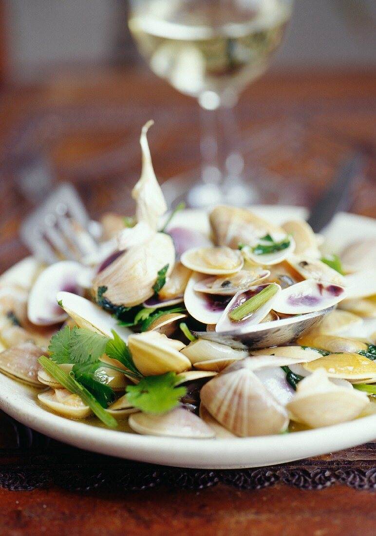 Sautéed clams with garlic and coriander