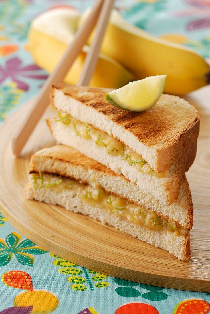 Getoastetes Sandwich mit Banane und Limette