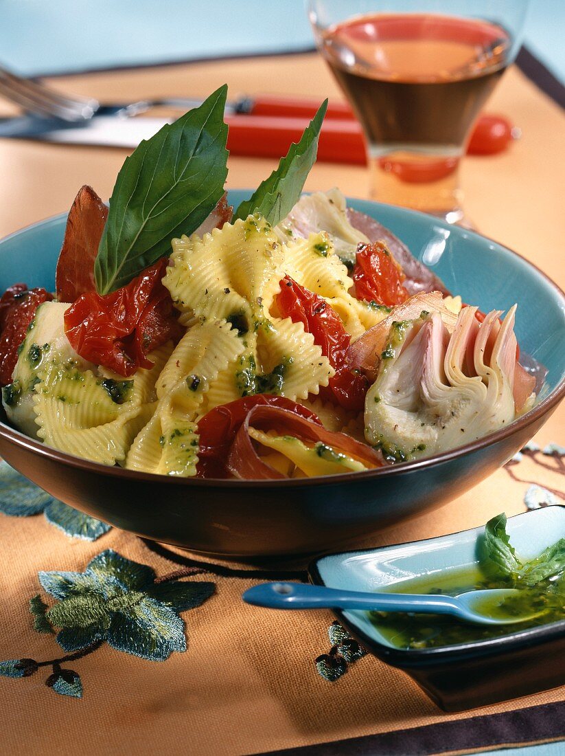 Nudelsalat mit Artischocken, Tomaten und Schinken