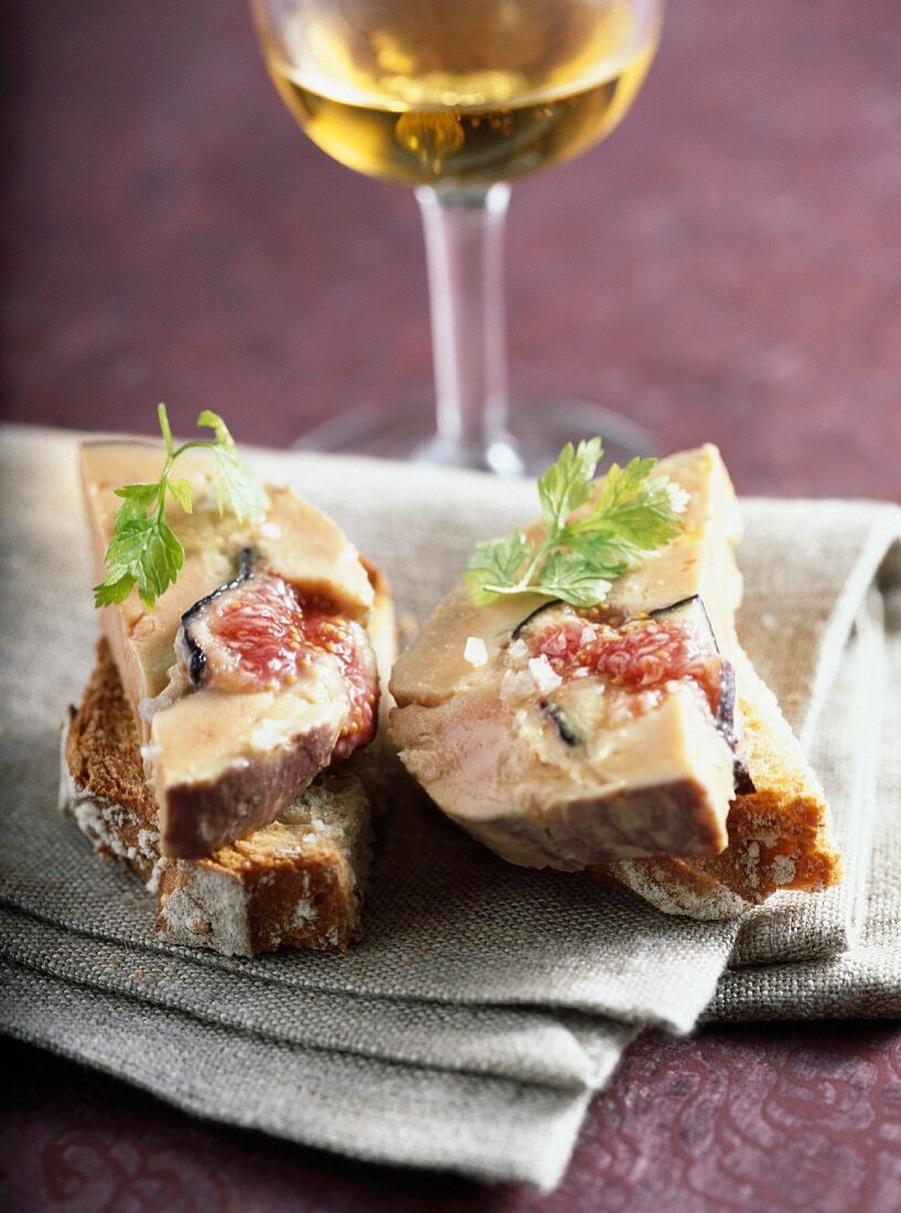 Foie gras with figs on toast