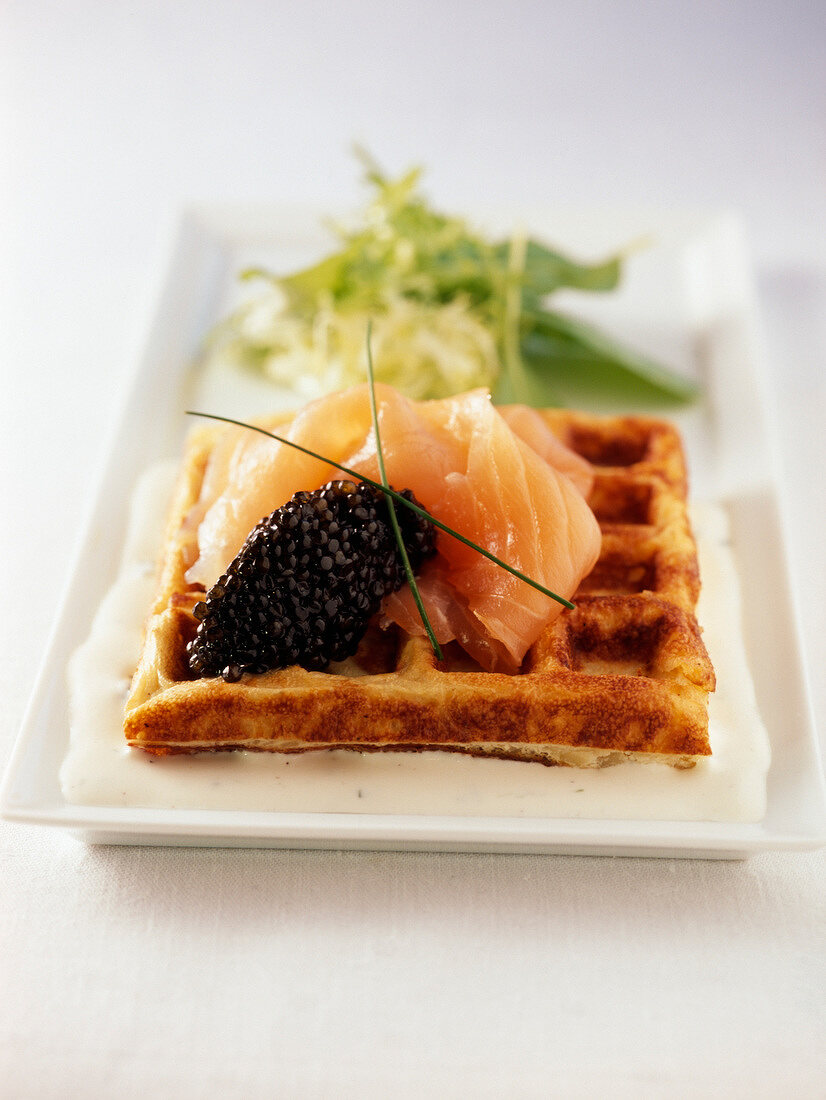 Pikante Waffel mit Kaviar und Lachs