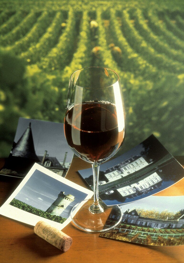 Ein Glas Rotwein, Korken & einige Ansichtskarten
