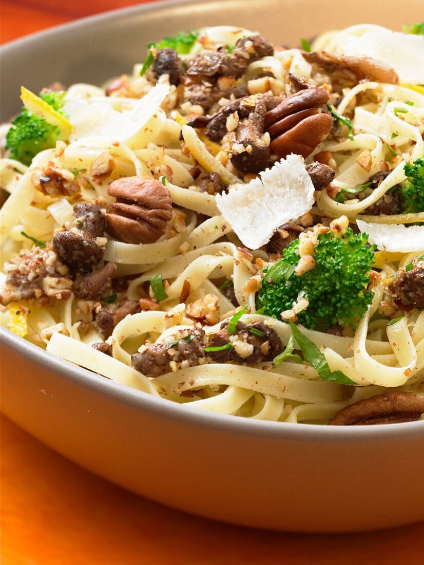 Tagliatelle mit Pekannüssen und Brokkoli