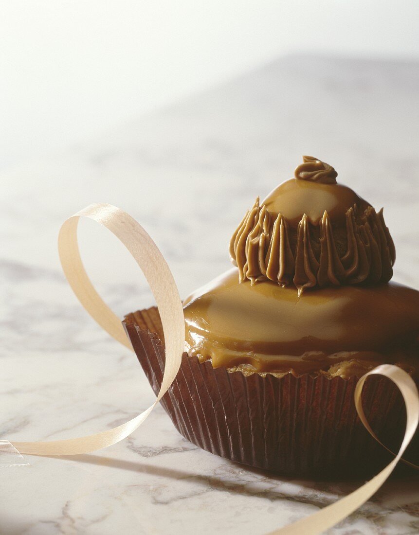 Religieuse (Französisches Brandteigküchlein) mit Kaffeecreme