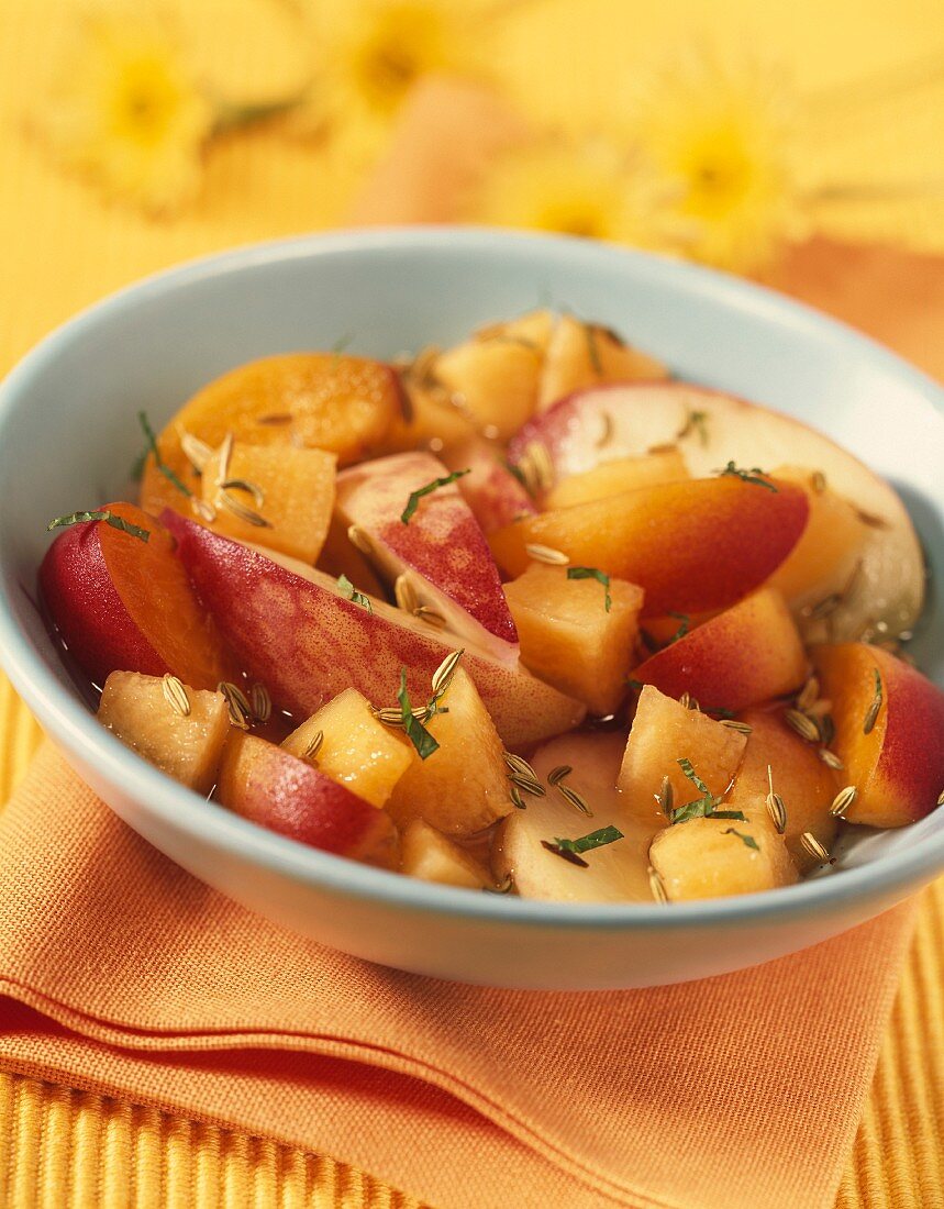 Fruchtsalat mit Melone, Pfirsich und Aprikosen