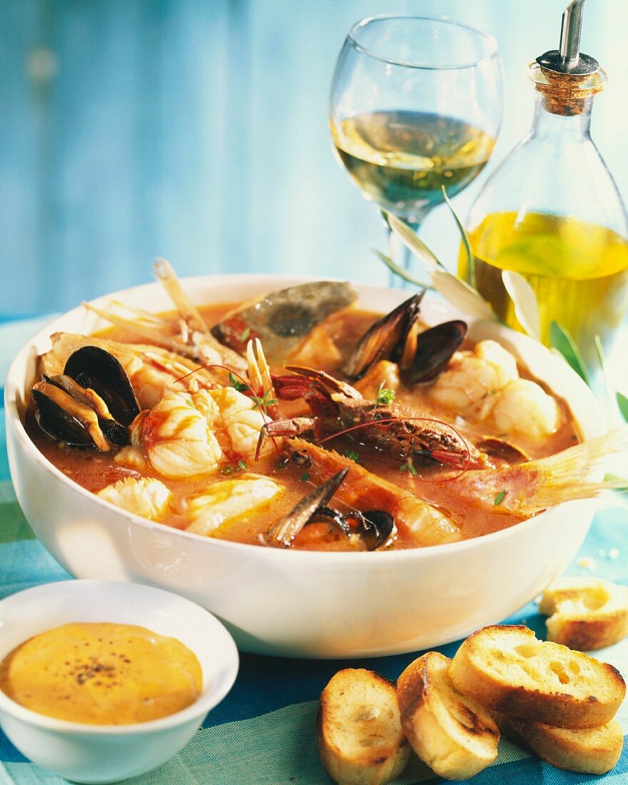 Bouillabaisse de Marseille (Traditioneller Fischeintopf aus Marseille, Frankreich)