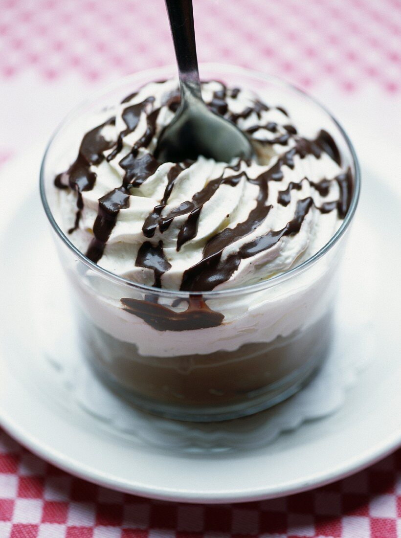 Mont Blanc (Kastaniencreme) mit dunkler Schokoladensauce