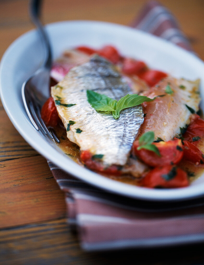 Goldbrassenfilet mit Kirschtomaten-Basilikum-Gemüse