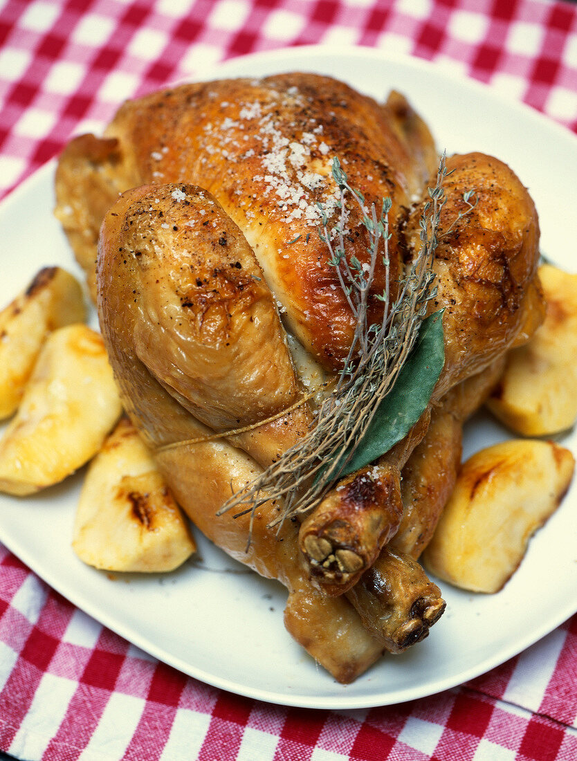 Brathähnchen mit Kartoffeln und Äpfeln