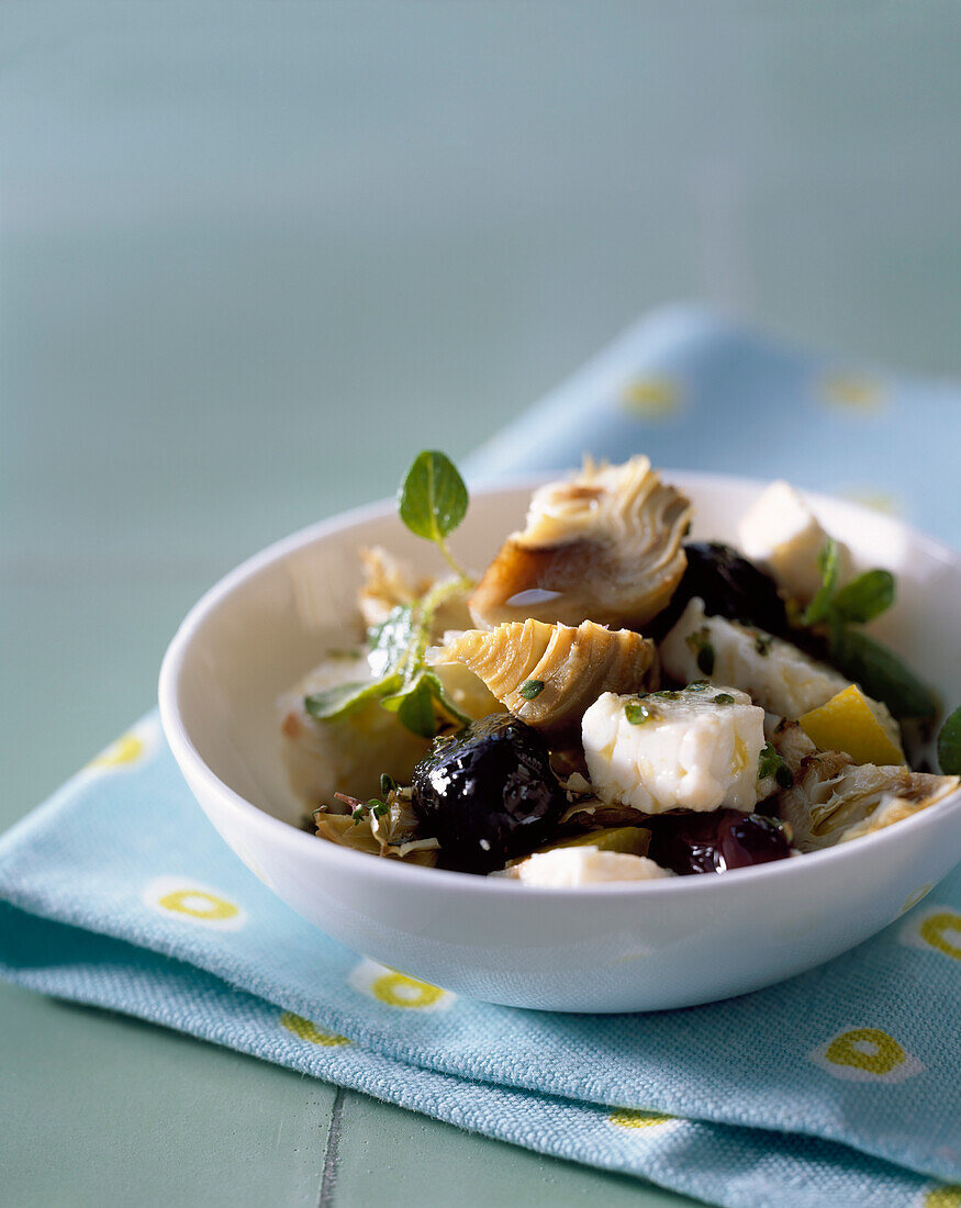 Salat von Artischocken mit Feta und Oliven