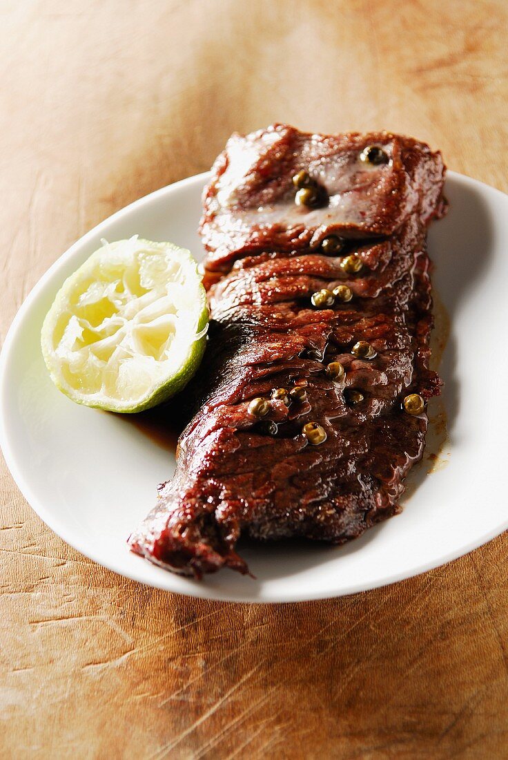 Lendensteak mit grünem Pfeffer und Zitrone