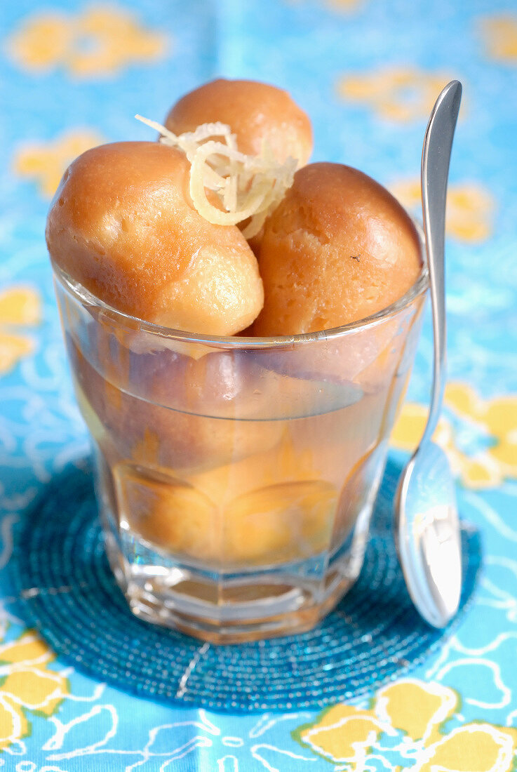 Kleine Babas mit Limoncello, Rum und Zitrone