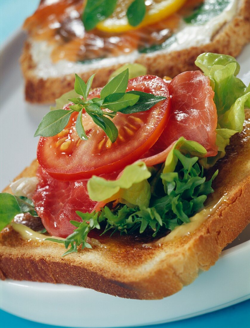 Beef carpaccio and tomatoes on sandwich bread