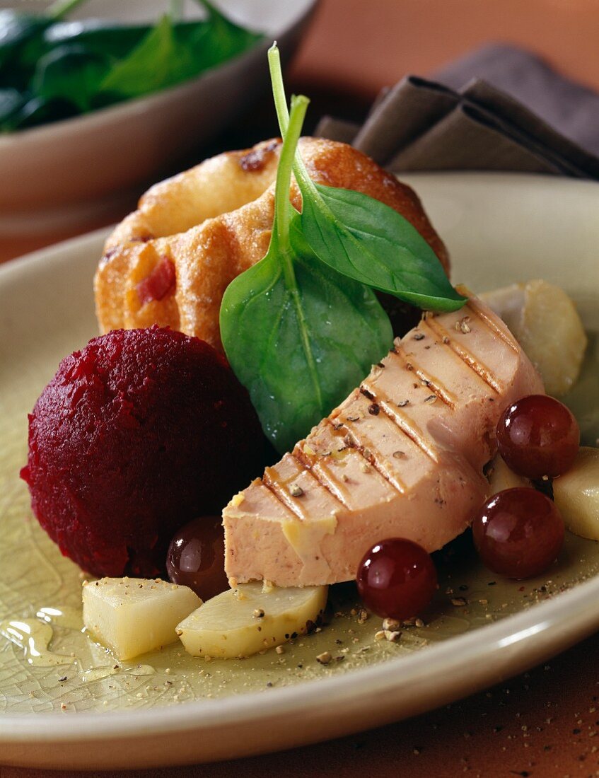 Foie Gras mit Kouglof und Waldfrüchtesorbet