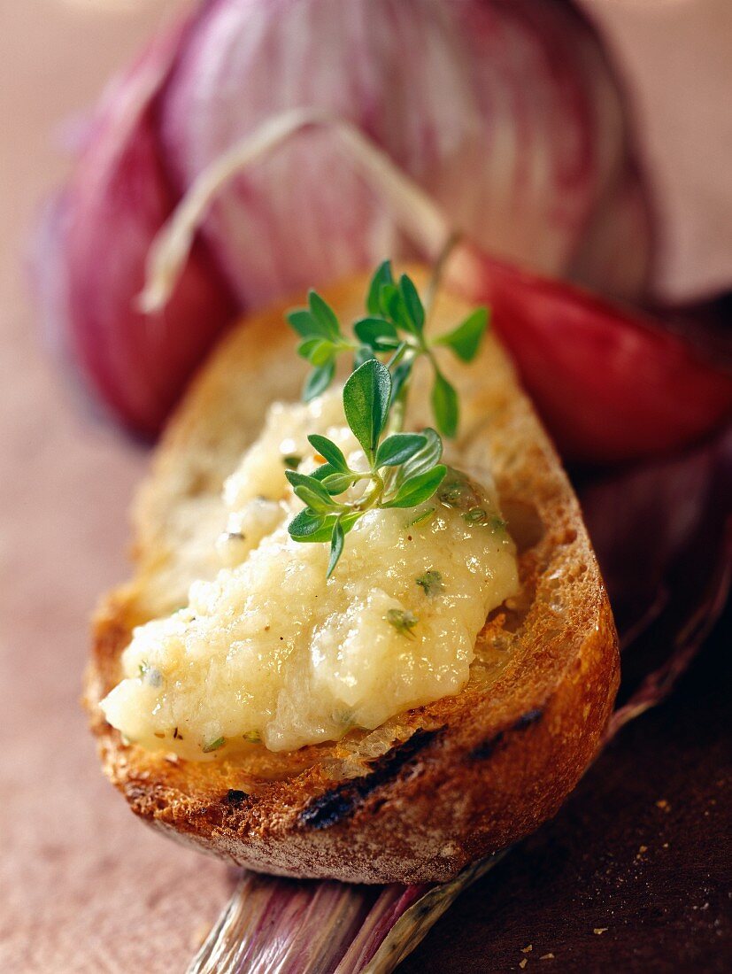 Pureed garlic with thyme