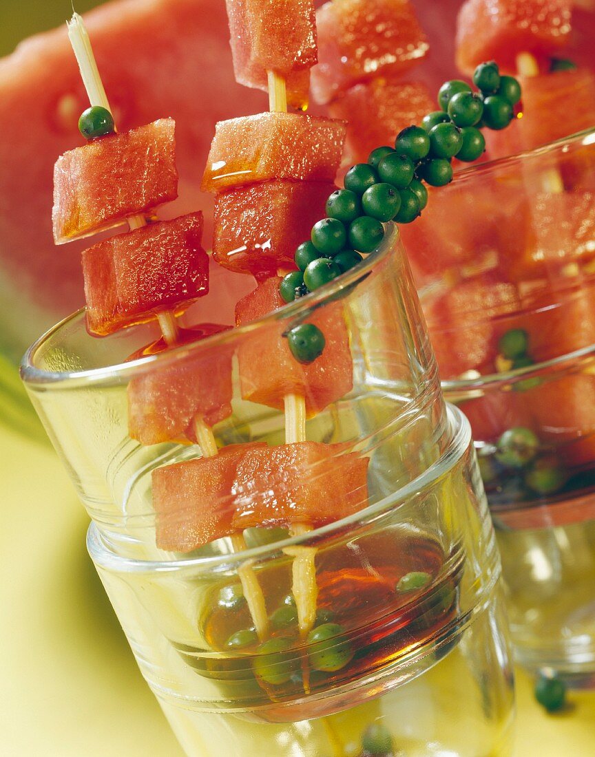 Karamellisierte Wassermelonenspiesse mit grünem Pfeffer