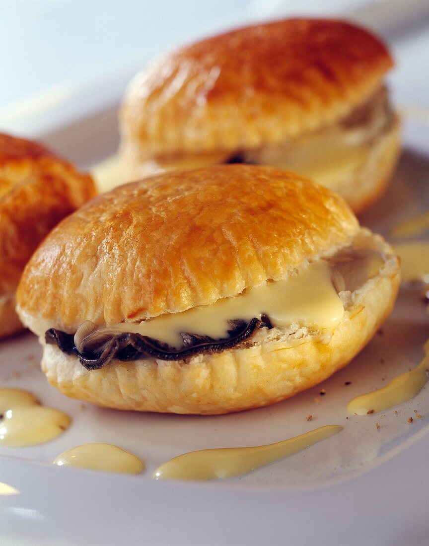 Puff pastry cakes with oysters and Pineau liqueur