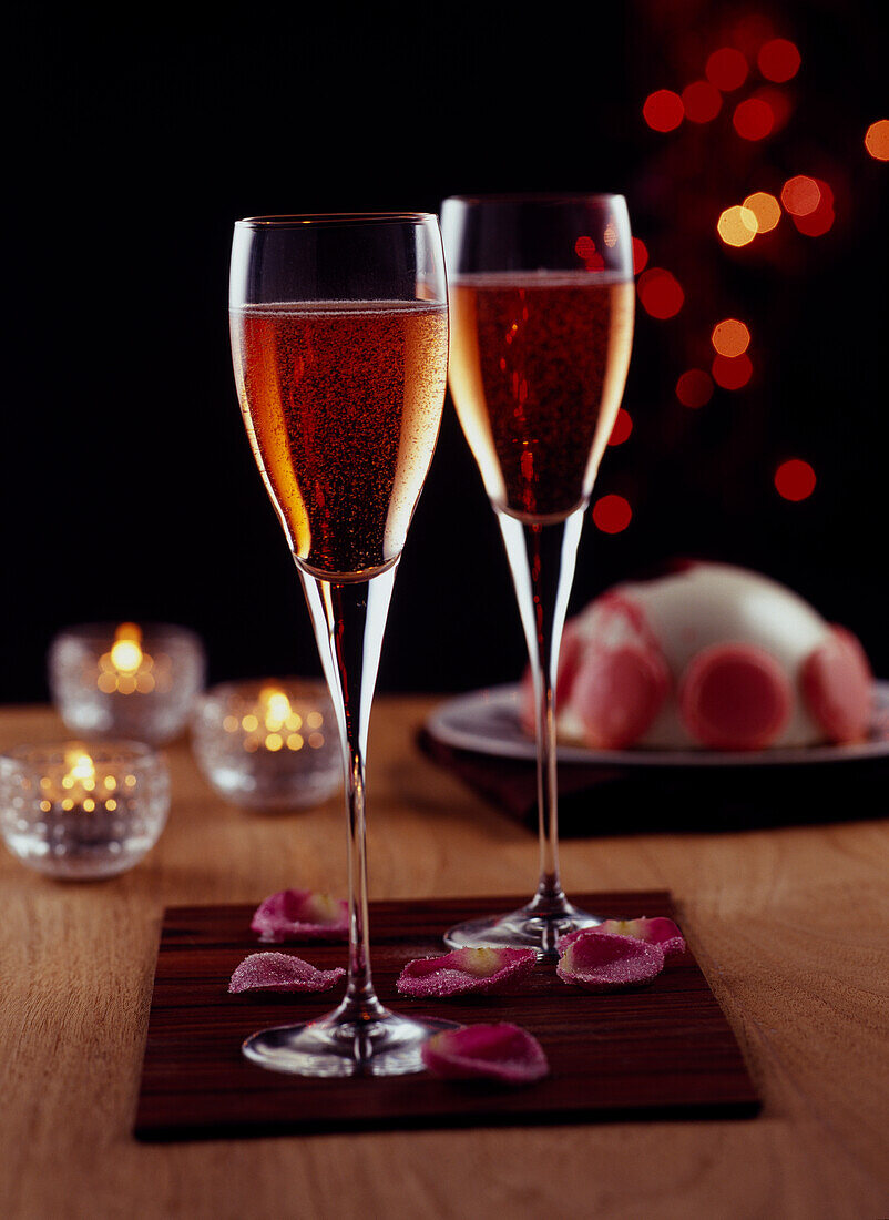 Champagnercocktail mit Rosenblüten