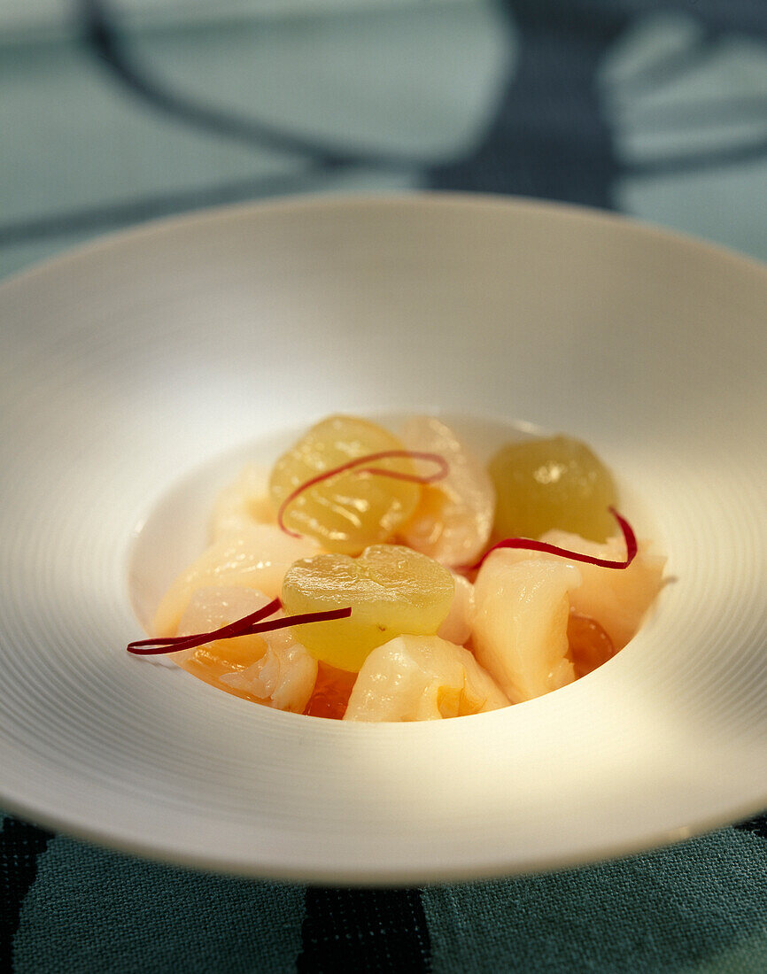 Fruchtsalat mit Litschis, weissen Trauben, Gewürztraminer, Rosenblüten und Rosenwasser