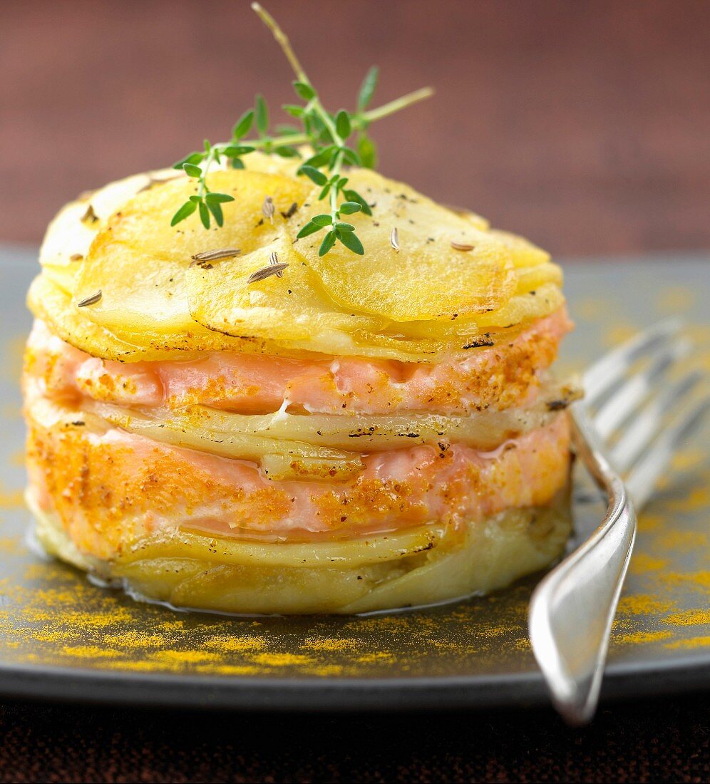 Millefeuille von Kartoffeln und Lachs