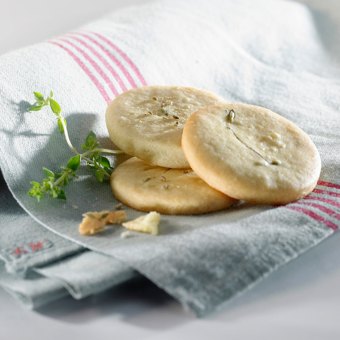 Kleine Plätzchen mit Kräutern aus Südfrankreich