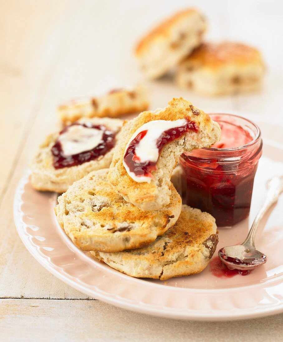 Getoastete Scones mit Erdbeermarmelade