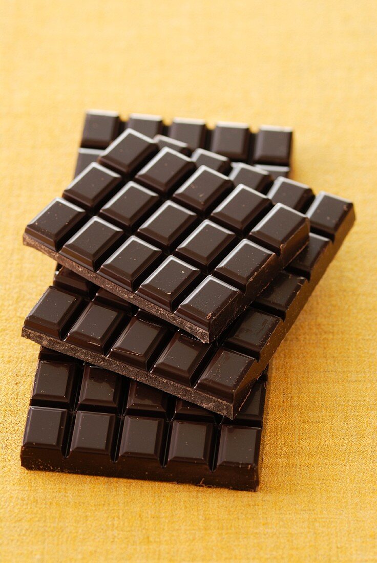Tafeln dunkle Schokolade, gestapelt