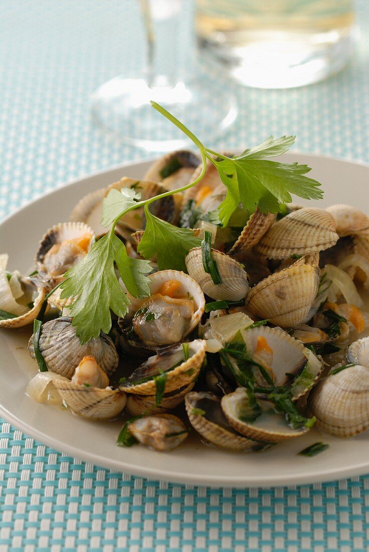 Cockles Marinieres with fine herbs