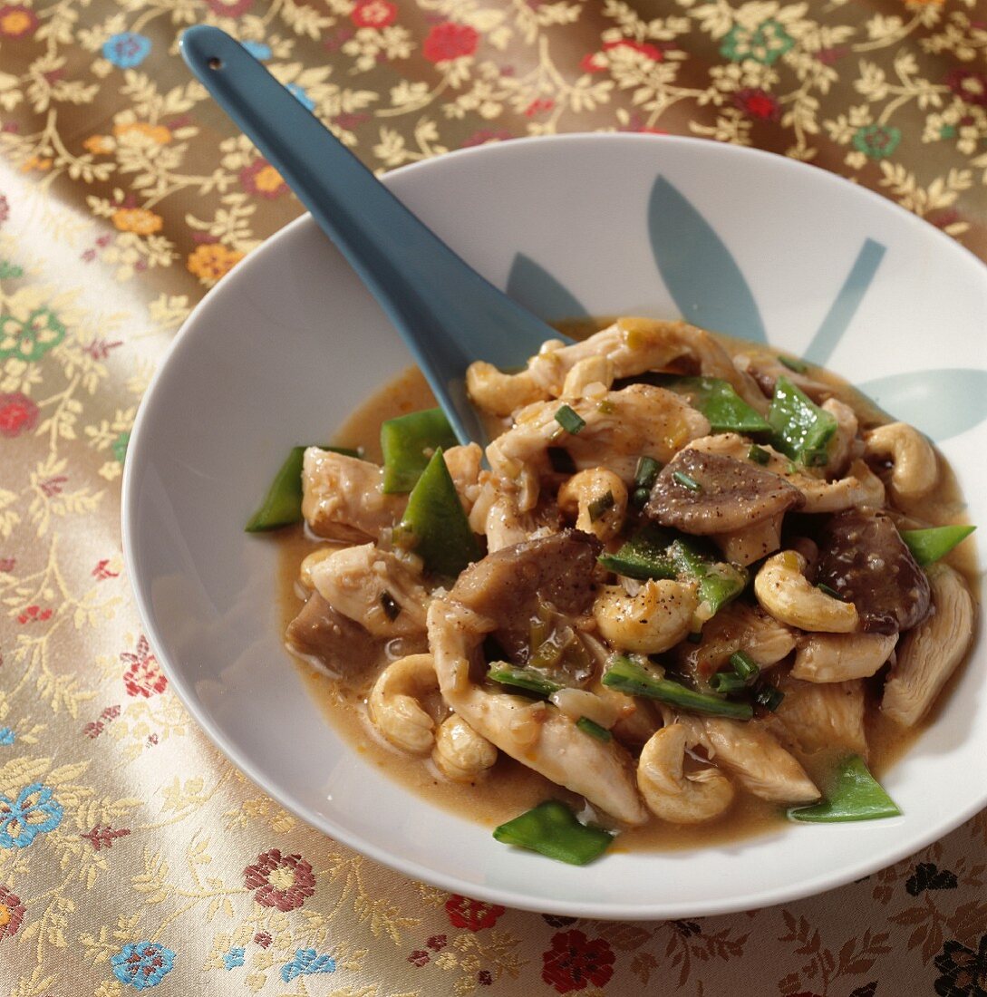 Sautéed chicken with cashew nuts