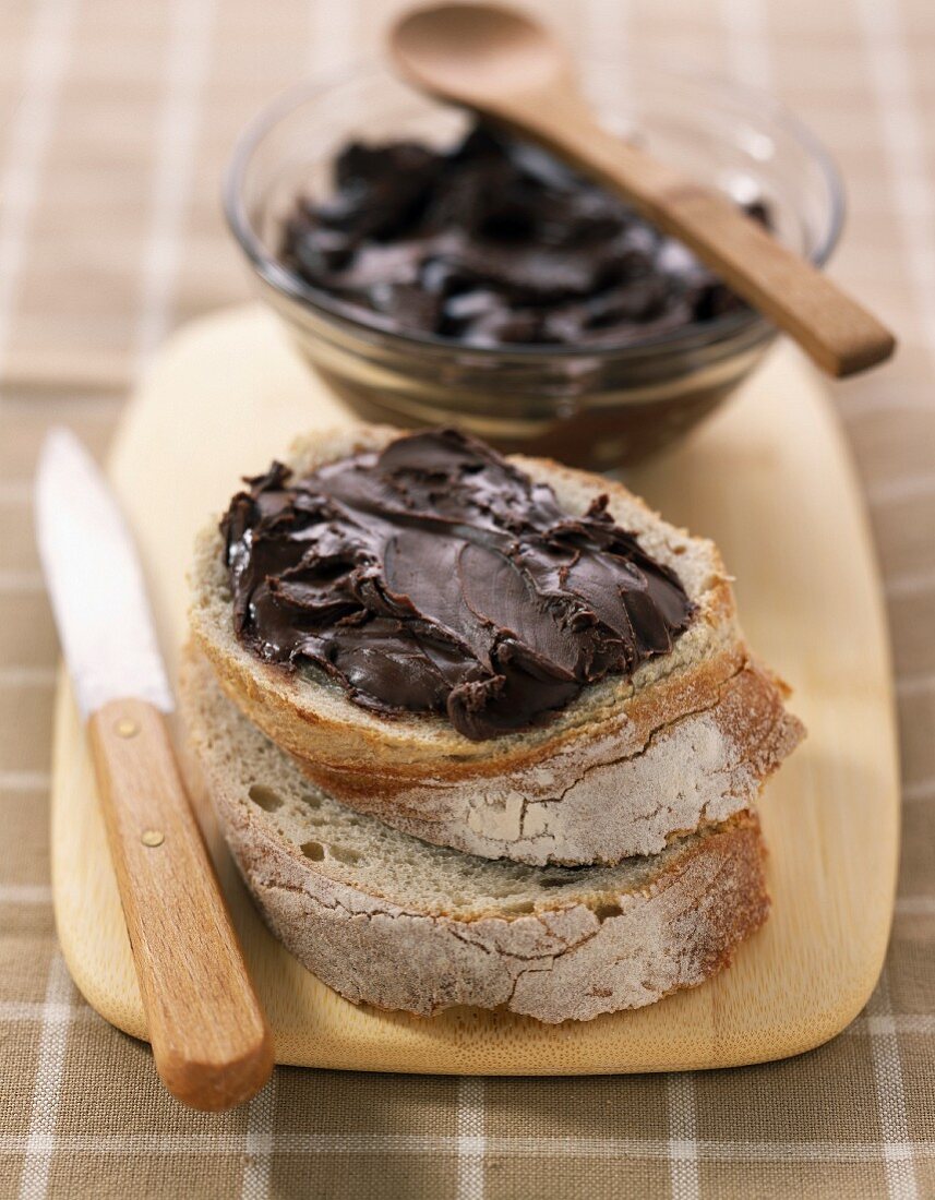 Milchschokoladenaufstrich auf Brot