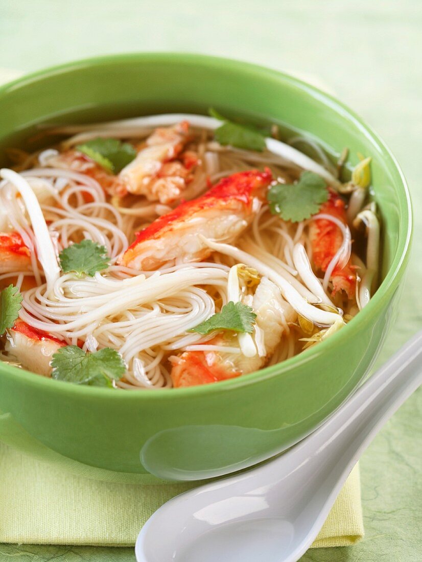 Chinese noodle and crab soup