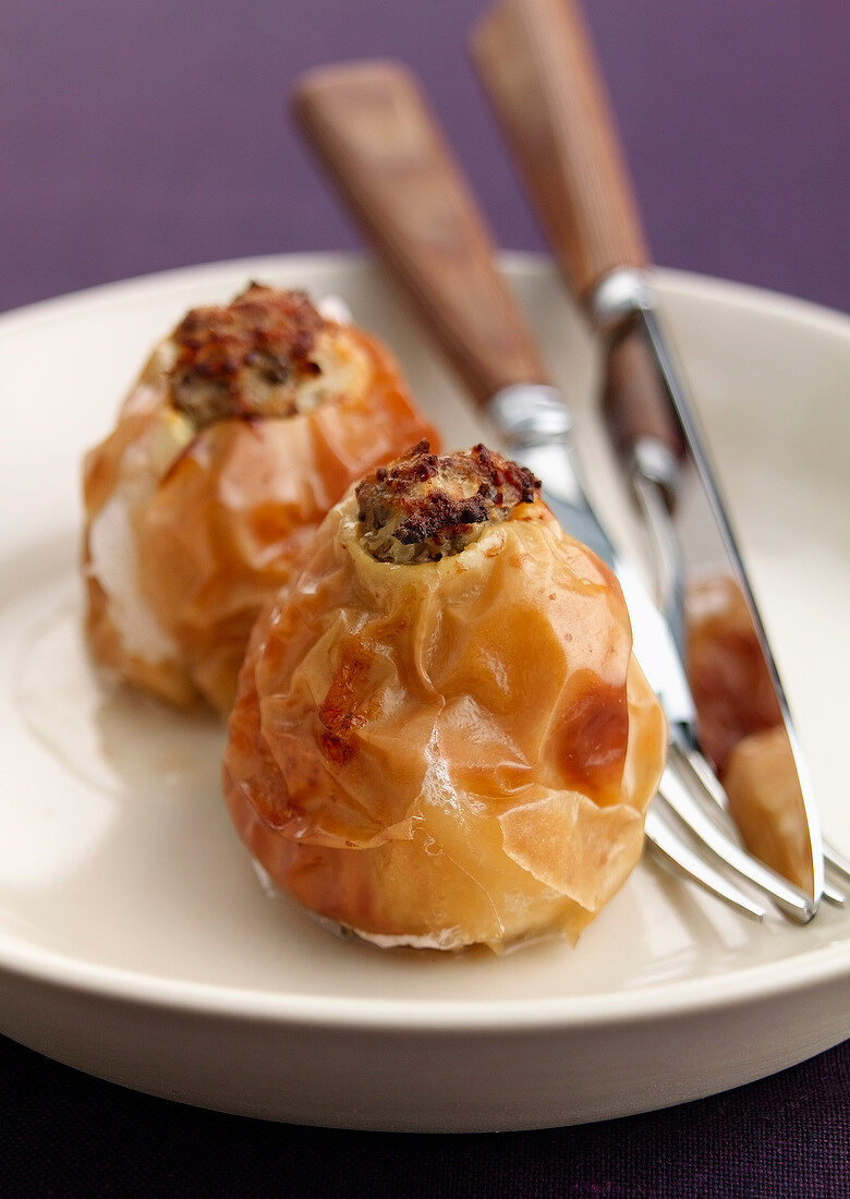 Baked apples stuffed with minced meat