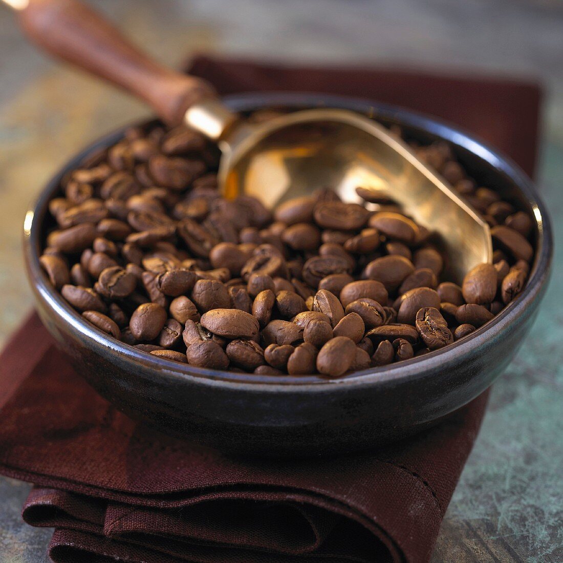 Kaffeebohnen in einer Schüssel mit Schaufel