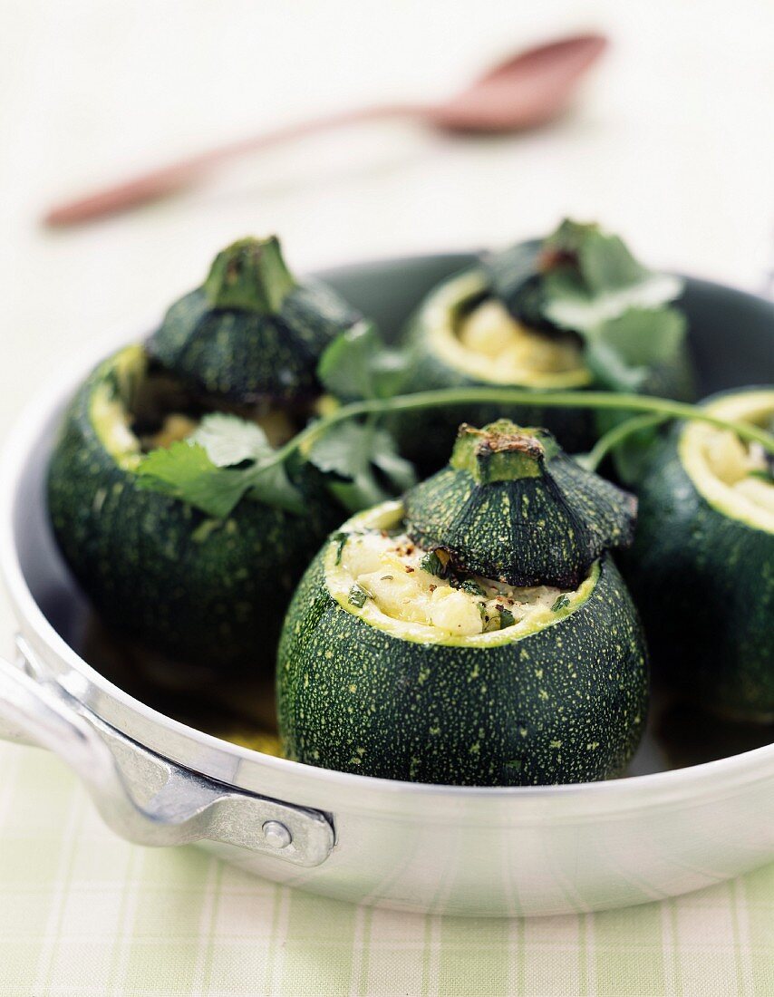 Gefüllte runde Zucchini mit Mozzarella