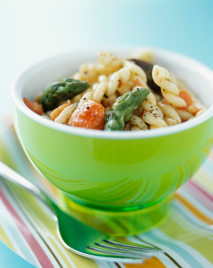 A small pasta salad with fusilli and asparagus