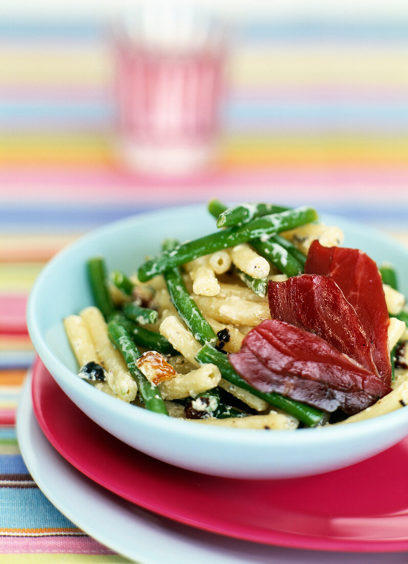 Makkaroni mit grünen Bohnen, Parmesan und Bündnerfleisch